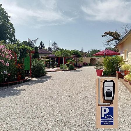 Une Pause Quelque Part Avec Recharge Pour Voiture Electrique Saint-Medard-de-Guizieres Εξωτερικό φωτογραφία