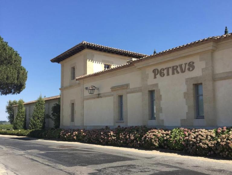 Une Pause Quelque Part Avec Recharge Pour Voiture Electrique Saint-Medard-de-Guizieres Εξωτερικό φωτογραφία