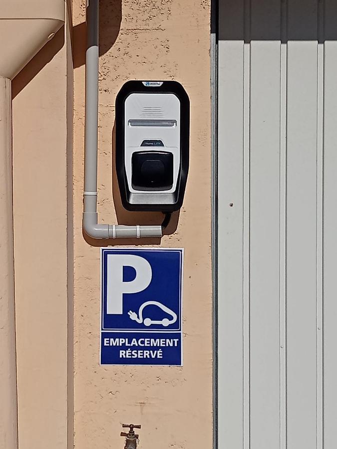 Une Pause Quelque Part Avec Recharge Pour Voiture Electrique Saint-Medard-de-Guizieres Εξωτερικό φωτογραφία