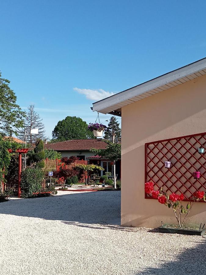 Une Pause Quelque Part Avec Recharge Pour Voiture Electrique Saint-Medard-de-Guizieres Εξωτερικό φωτογραφία