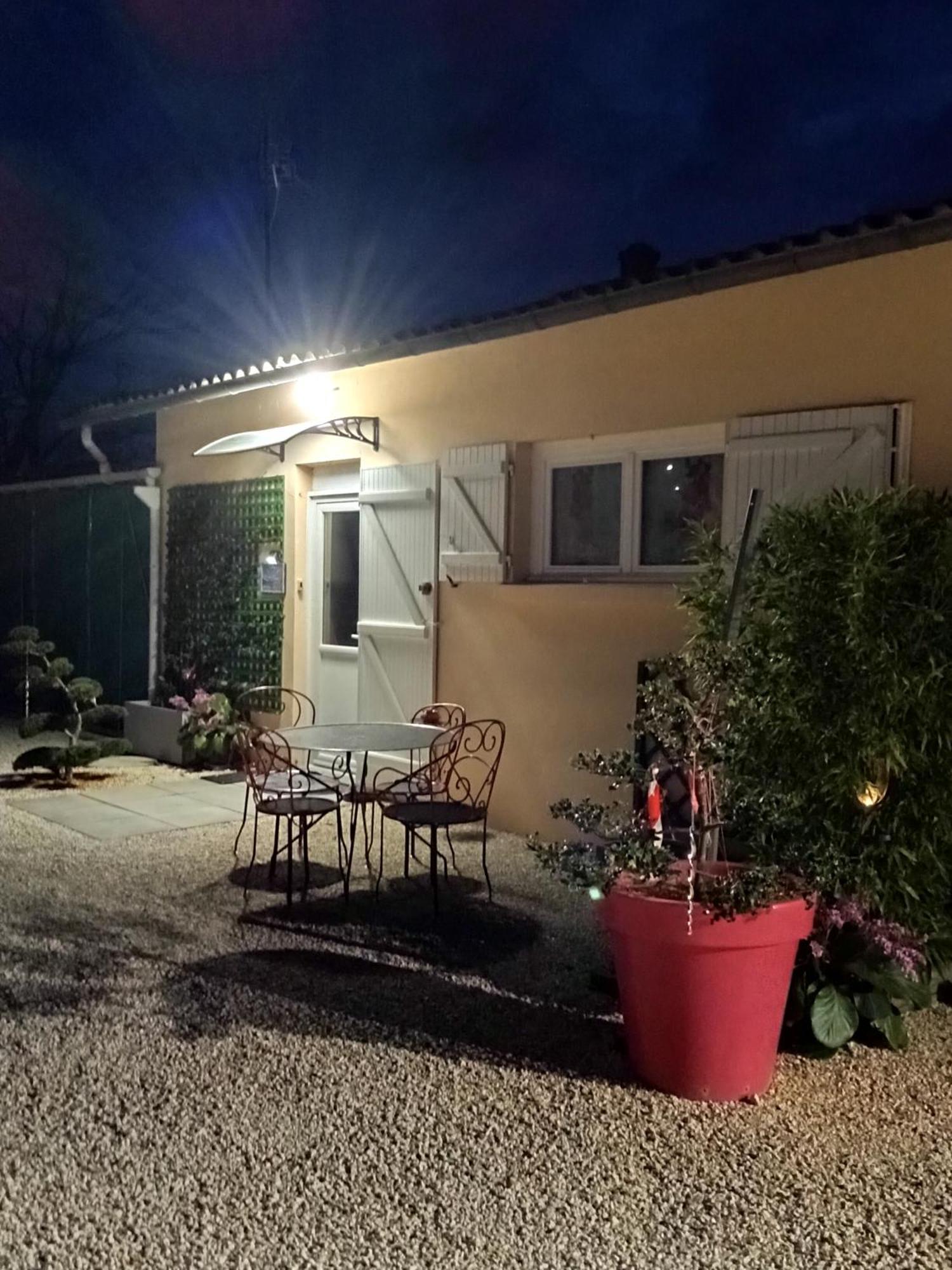 Une Pause Quelque Part Avec Recharge Pour Voiture Electrique Saint-Medard-de-Guizieres Εξωτερικό φωτογραφία