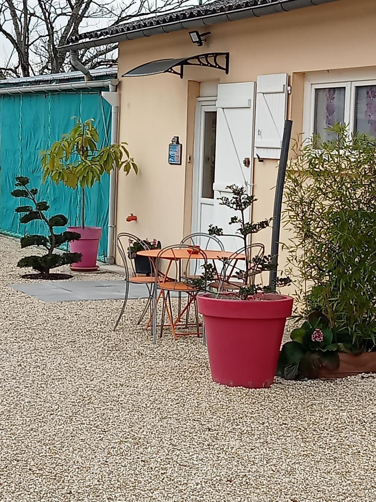 Une Pause Quelque Part Avec Recharge Pour Voiture Electrique Saint-Medard-de-Guizieres Εξωτερικό φωτογραφία