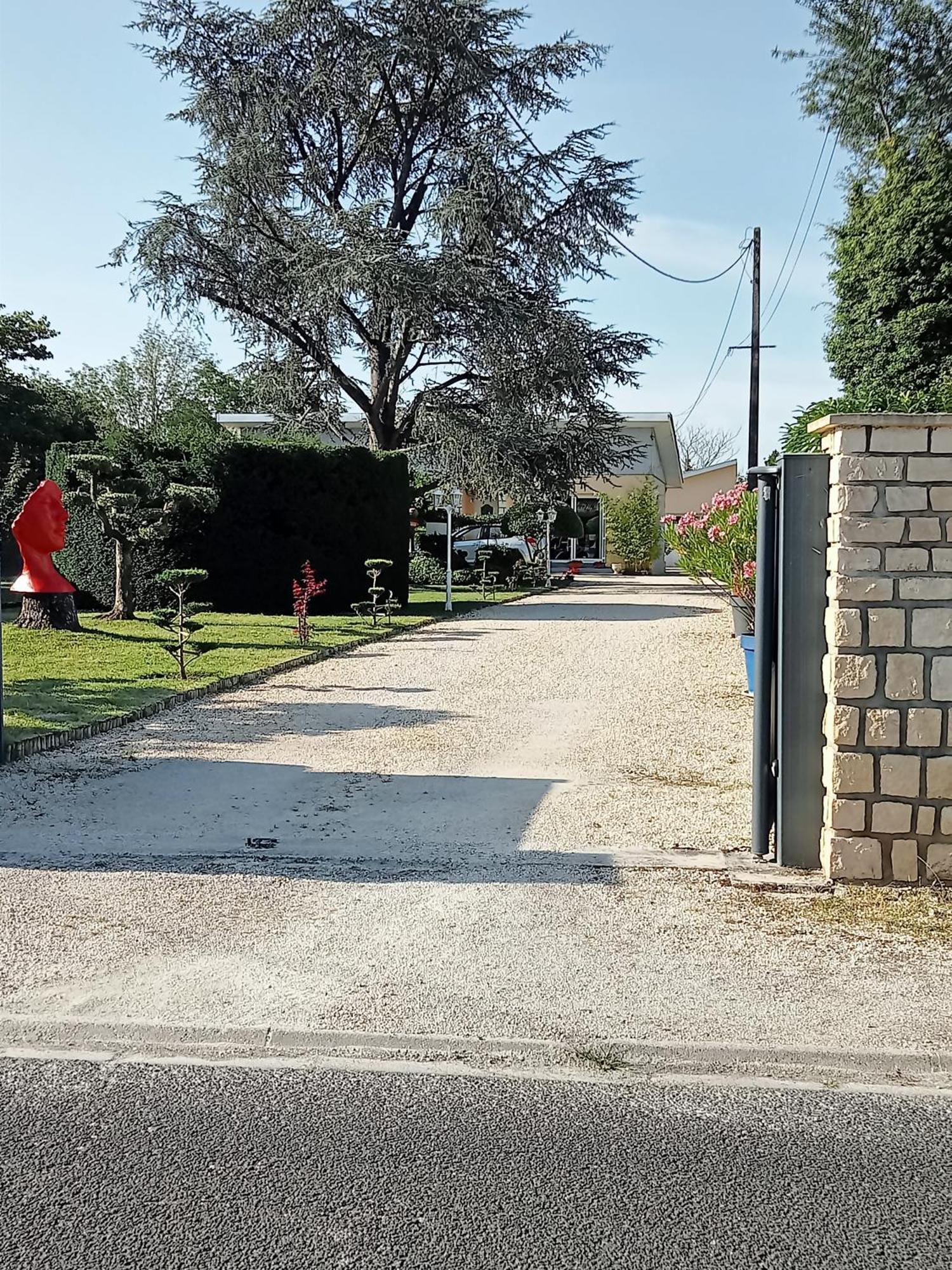 Une Pause Quelque Part Avec Recharge Pour Voiture Electrique Saint-Medard-de-Guizieres Εξωτερικό φωτογραφία