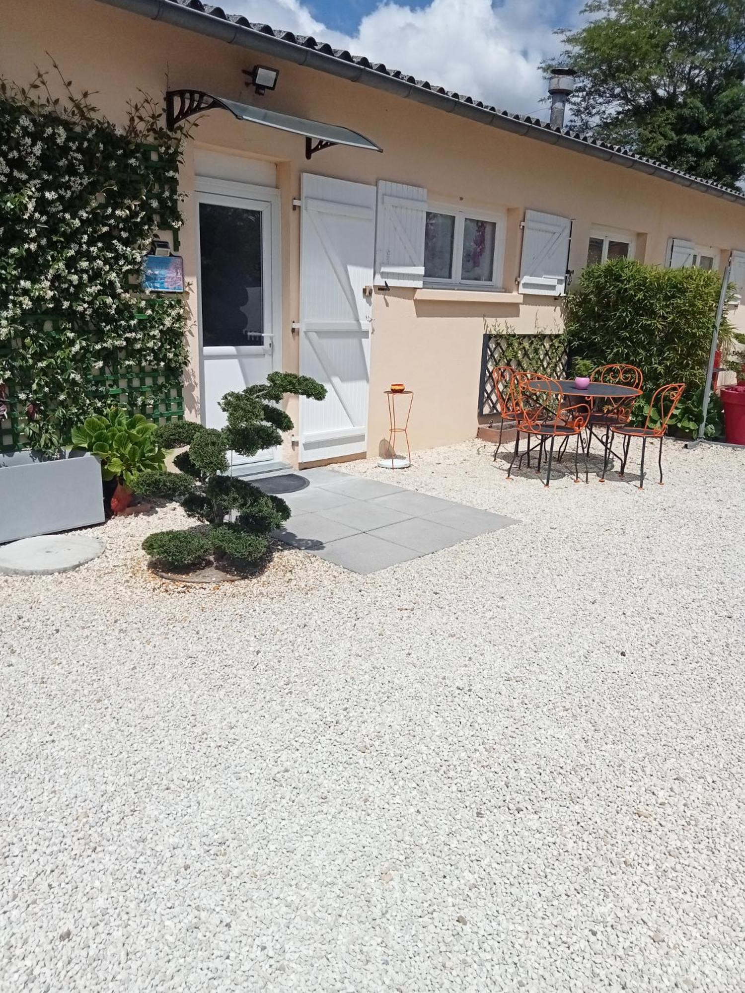 Une Pause Quelque Part Avec Recharge Pour Voiture Electrique Saint-Medard-de-Guizieres Εξωτερικό φωτογραφία
