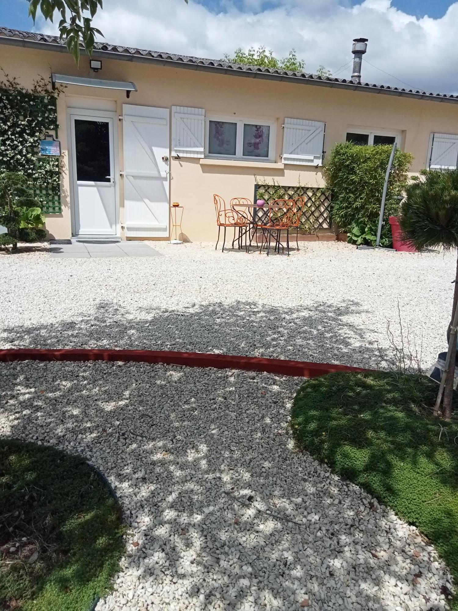 Une Pause Quelque Part Avec Recharge Pour Voiture Electrique Saint-Medard-de-Guizieres Εξωτερικό φωτογραφία
