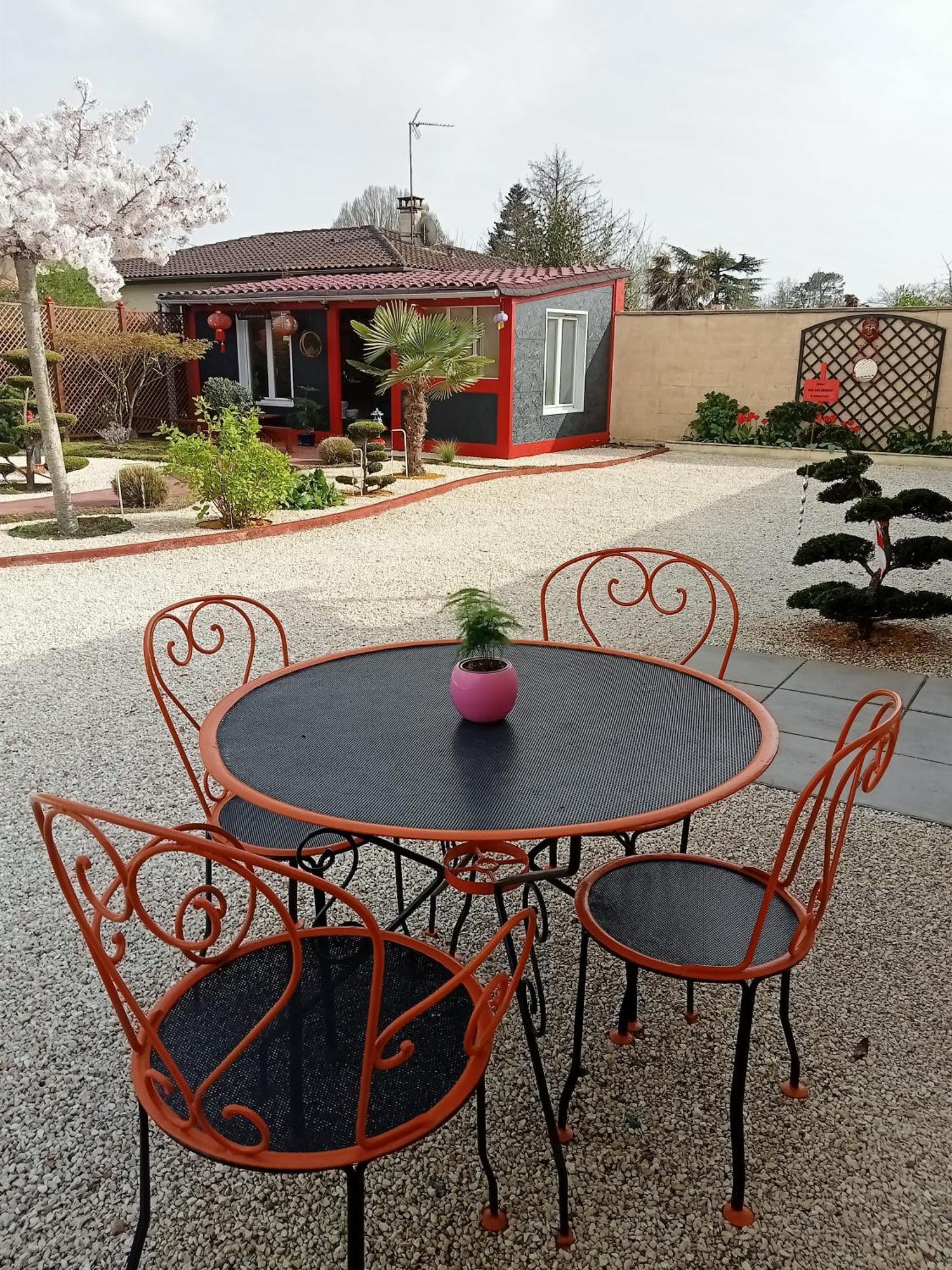 Une Pause Quelque Part Avec Recharge Pour Voiture Electrique Saint-Medard-de-Guizieres Εξωτερικό φωτογραφία