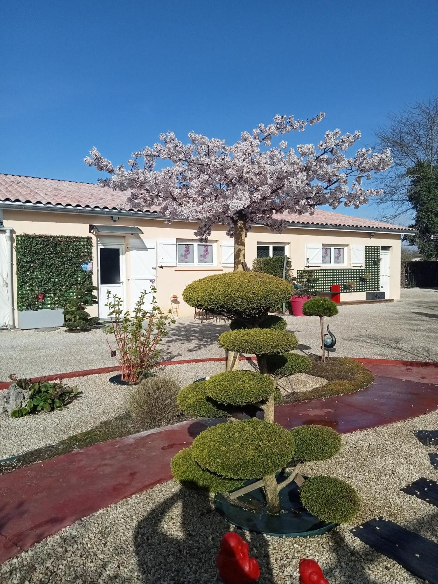 Une Pause Quelque Part Avec Recharge Pour Voiture Electrique Saint-Medard-de-Guizieres Εξωτερικό φωτογραφία